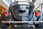 Volkswagen Beetle Negro Concepto: Diseño Moderno y Deportivo con Neumáticos Traseros Anchos